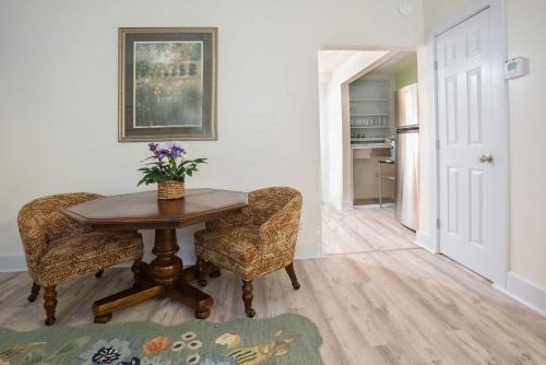 een eetkamer met een tafel en twee stoelen bij Mariposa Coral Home for 4 in Kerrville