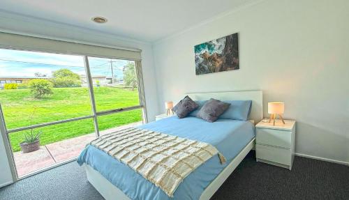 En eller flere senge i et værelse på Bayside Breeze Retreat