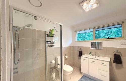 Et badeværelse på Bayside Breeze Retreat