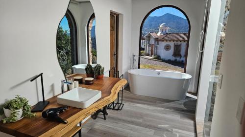 Et badeværelse på Luxury Home 7 min from Antigua with Volcano Views!