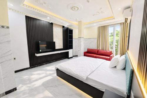 Un dormitorio con una cama grande y un televisor. en 168 Hotel, en Ho Chi Minh