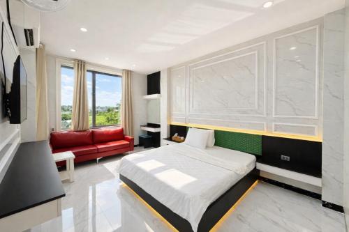 Un dormitorio con una cama y un sofá rojo. en 168 Hotel, en Ho Chi Minh