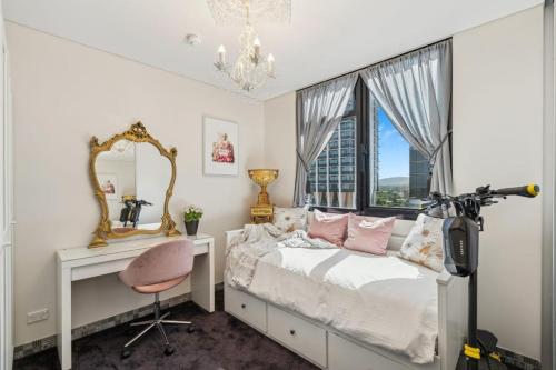 een slaapkamer met een bed, een bureau en een spiegel bij UNIQUE CBD BOTIQUE STAY, BALCONY,NETFLIX,FREE WIFI,FREE Tram,FREE Bus,Walk to Rundle St, UniAdelaide, RAH, Casino, Pubs, Cafes in Adelaide