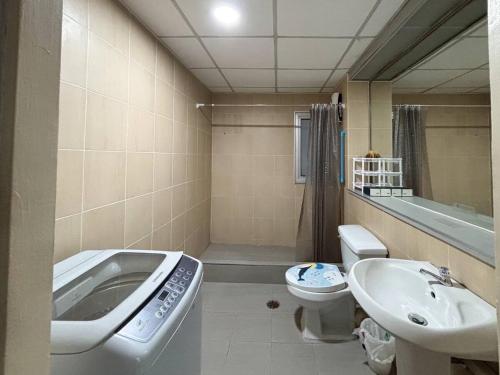 un bagno con lavandino, vasca e WC di Bann-Kun Impact Muang Thong 2BR Condo Wi-Fi MRT Pink Near Airport DM 