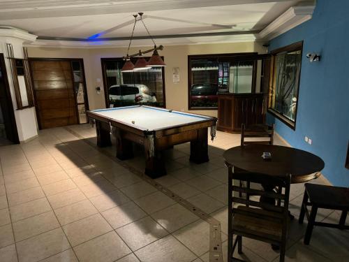 - un billard au milieu d'un salon dans l'établissement Pousada Preziosa Beach Itanhaém, à Itanhaém