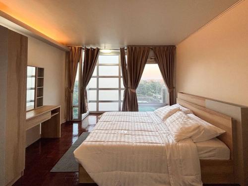 una camera da letto con un letto e una grande finestra di Bann-Kun Impact Muang Thong 2BR Condo Wi-Fi MRT Pink Near Airport DM 