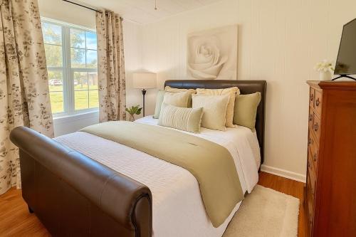 una camera da letto con un letto grande e una finestra di The Lagniappe Escape a Marksville