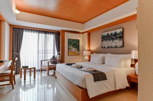 En eller flere senge i et værelse på Green Residence Ayutthaya - SHA Certified