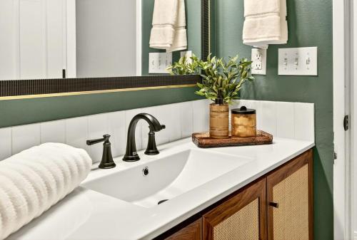 ein Badezimmer mit einem weißen Waschbecken und einem Spiegel in der Unterkunft Starwood Sanctuary in Medford