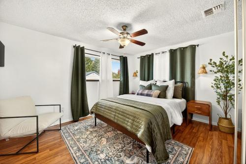 ein Schlafzimmer mit Bett und Deckenventilator in der Unterkunft Starwood Sanctuary in Medford