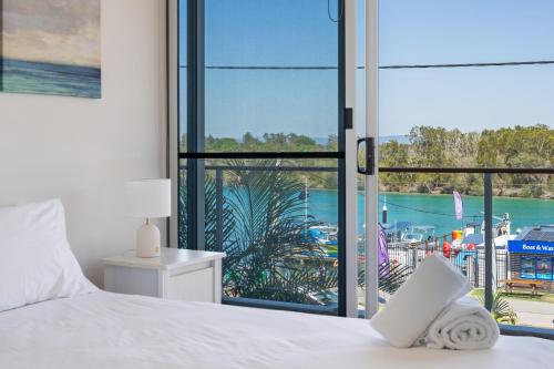 Postel nebo postele na pokoji v ubytování Waterline 202