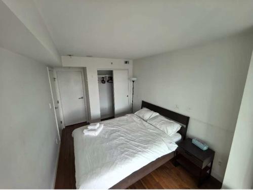 En eller flere senge i et værelse på China town condo in Vancouver