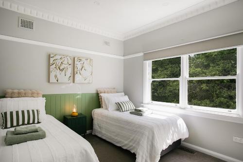 Giường trong phòng chung tại Violet's cottage