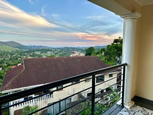ein Balkon mit Blick auf die Stadt in der Unterkunft Velvet Oasis Mbabane in Mbabane