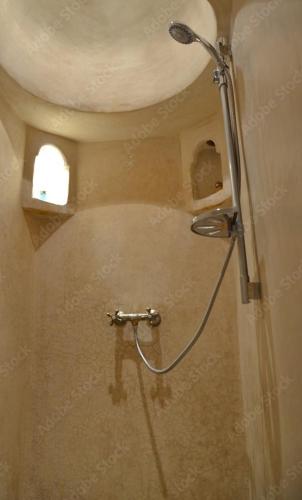 uma cabina de duche na casa de banho com um chuveiro em Maison al Andalus em Essaouira