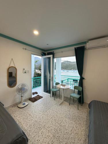 En eller flere senge i et værelse på Moon House