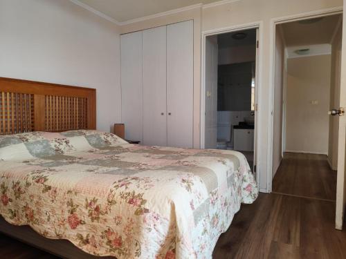 En eller flere senge i et værelse på Departamento Duplex 3 dormitorios , 3 baños