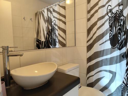 Et badeværelse på Departamento Duplex 3 dormitorios , 3 baños