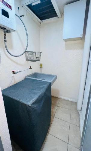 a bathroom with a sink in a room at Cómodo y Pintoresco Depa Al sur de La Ciudad! in León