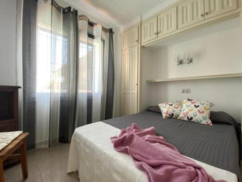 Postel nebo postele na pokoji v ubytování Casa acogedora con piscina privada en Torroella de Montgrí, perfecta para vacaciones en familia - HISP-7-48