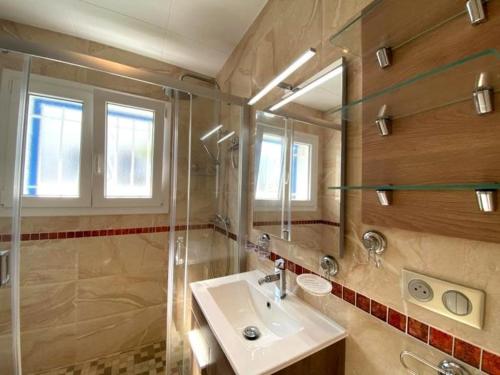 Koupelna v ubytování Casa acogedora con piscina privada en Torroella de Montgrí, perfecta para vacaciones en familia - HISP-7-48