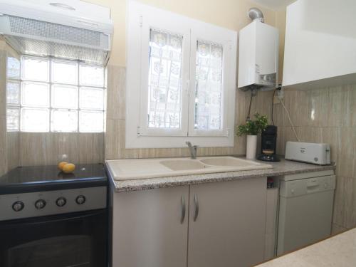 Kuchyň nebo kuchyňský kout v ubytování Casa con Jardín, Barbacoa y Aire Acondicionado en Zona Tranquila de L'Escala - HISP-7-15