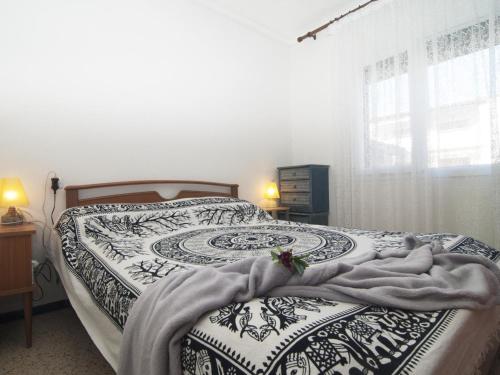 Postel nebo postele na pokoji v ubytování Casa con Jardín, Barbacoa y Aire Acondicionado en Zona Tranquila de L'Escala - HISP-7-15