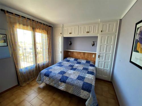 Postel nebo postele na pokoji v ubytování Casa Confortable con Barbacoa y Gran Terraza en L'Escala, Cerca de la Playa - HISP-7-7