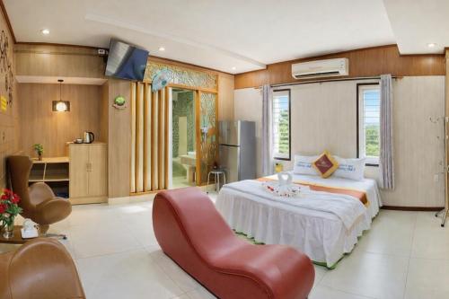 a bedroom with a bed and a chair and a kitchen at Phương Anh 7- Only accept Vietnamese customers in Danang