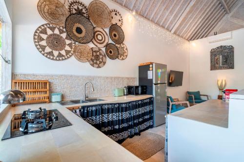 een keuken met een spoelbak en een aanrechtblad bij Villa Satu Cinta in Gili Air