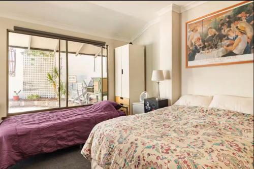 Giường trong phòng chung tại Hatherly House