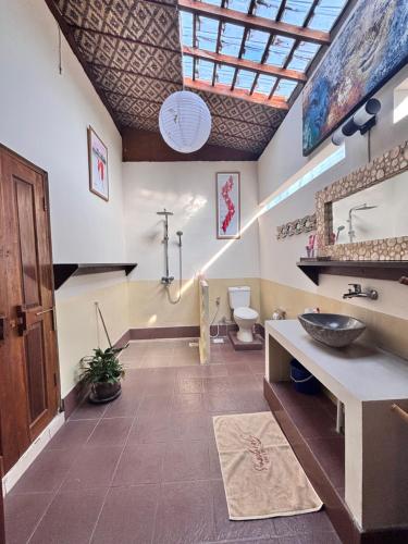 Koupelna v ubytování Alamanda Family Villas, Pool & Local Tours