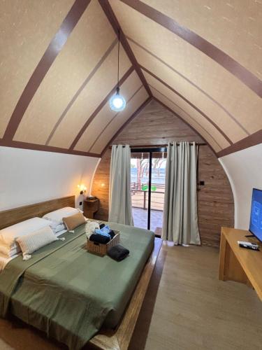 een slaapkamer met een groot bed in een kamer bij Kubotique Beachfront Staycation in El Nido