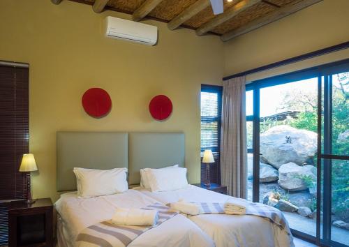 En eller flere senge i et værelse på Mjejane Game Reserve timeshare