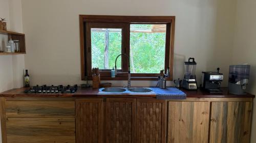 兹波利特Casita Koru的带水槽和窗户的厨房柜台