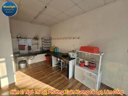 Una cocina grande con encimera en una habitación. en Moonlight Homestay, en Da Lat