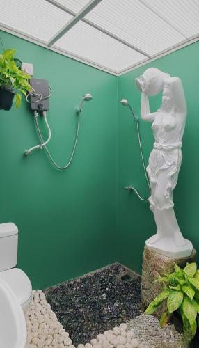 une salle de bain avec une statue de femme sous la douche dans l'établissement Windy's Leisure Villa, à Negombo