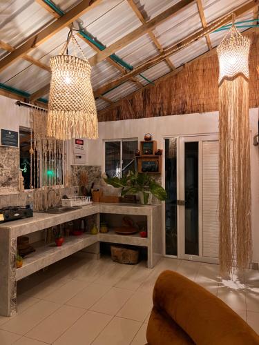 Una sala de estar con una mesa y una lámpara de araña. en Cabaña sunrise view, en Providencia