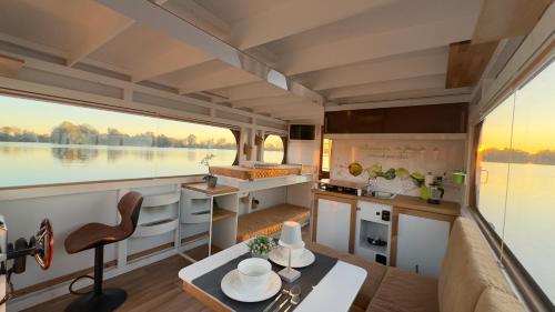 a view of the kitchen and living room of a boat at Hausboot in Berlin, festliegend im Yachthafen Schmöckwitz, mit Heizung in Berlin