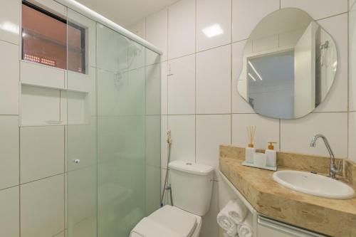 Et badeværelse på Studio no Porto das Dunas vista mar e Beach Park!