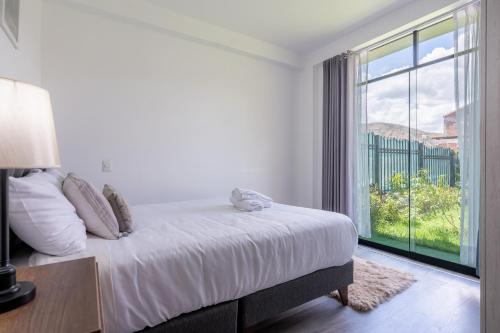 En eller flere senge i et værelse på Rural Retreat with Charming Patio 2 Bedrooms