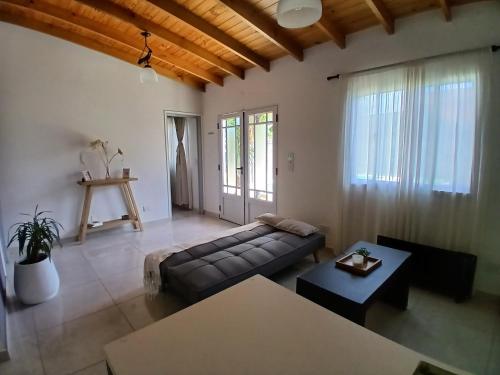 una sala de estar con un sofá y una mesa en Maschwitz Norte, en Ingeniero Maschwitz