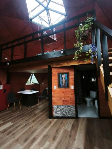 una grande camera con letto a soppalco e tavolo di domos anmile a Los Quillayes