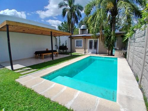 una piscina en el patio trasero de una casa en Maschwitz Norte, en Ingeniero Maschwitz