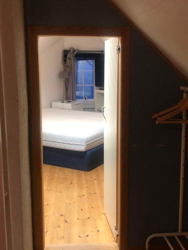 En eller flere senge i et værelse på Cosy Home