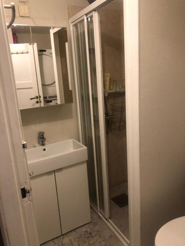 Et badeværelse på Cosy Home