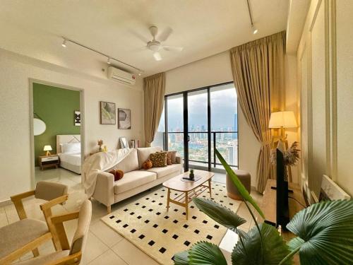 Postel nebo postele na pokoji v ubytování Trion KL By AlwaysHome