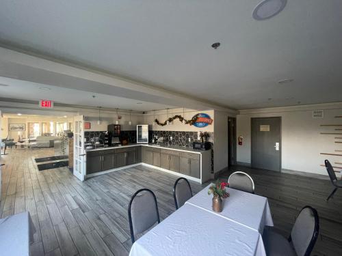 un restaurant avec deux tables et une cuisine en arrière-plan dans l'établissement Baymont by Wyndham Yreka, à Yreka