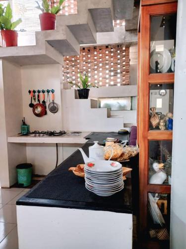 een keuken met een tafel met borden erop bij Omah Jamblangan in Cebongan