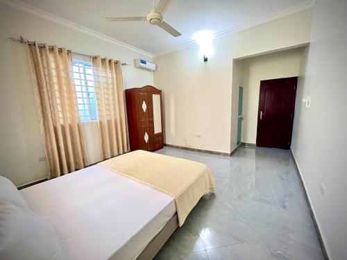 Een bed of bedden in een kamer bij Leo Home 1